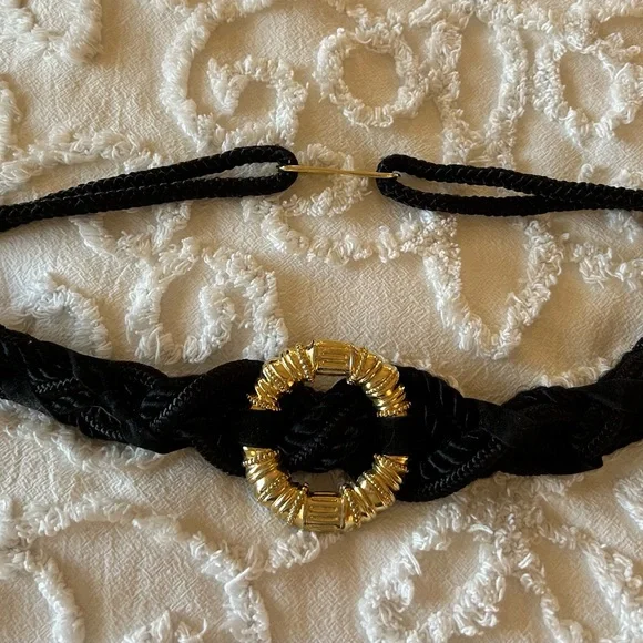 Stretchy black belt with gold tone detail, size M - Picture 1 of 1